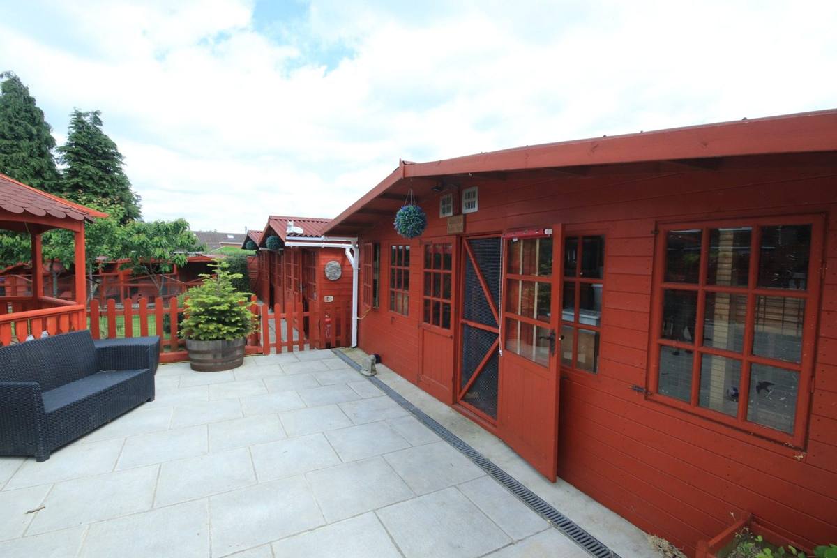 Patio and boarding cabin at Redbeck