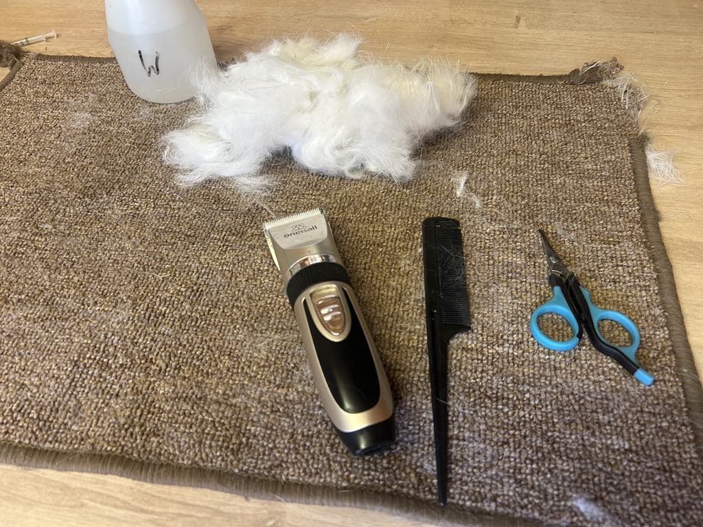 Rabbit grooming kit: clippers, comb, nail clippers and moulted fur